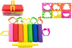 Sæt af farverige modelleringsler med udstikkere og kagerulle i plastikboks