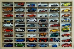 Træhylde til legetøjsbiler med 54 rum