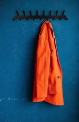 Væghængt metal knagerække med 17 kroge – sort