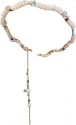 Dekorativt hårbånd med muslingemotiv og perlepynt