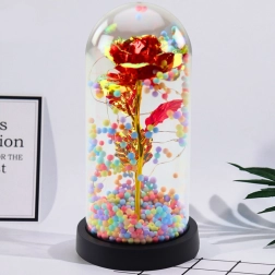 Evig rose i kuppel med LED-belysning og farvede kugler rød