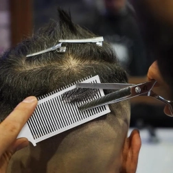 Professionel hvid frisørkam til klipning og lysning med ergonomisk håndtag