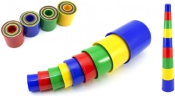 Farverig stablepyramide af bægre