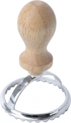 Rund udstikker til ravioli og piroger med træhåndtag