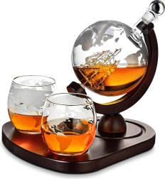 Gavesæt til whisky med karaffel formet som globus 850 ml og to glas med gravering