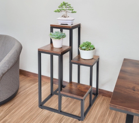 Hylder i antik eg-dekor