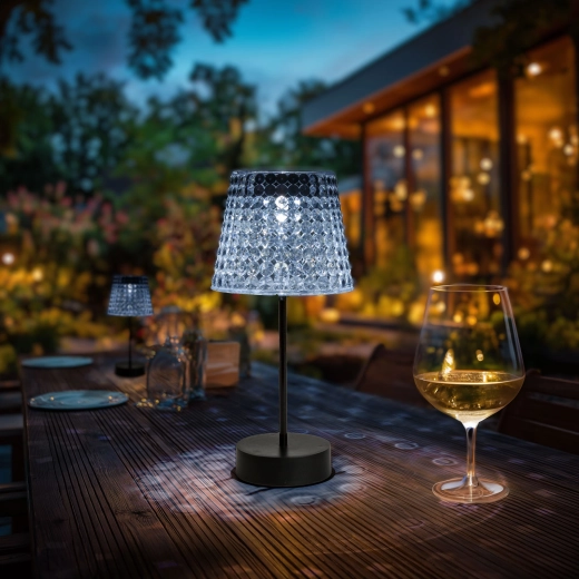 Beskadiget solcelledrevet bordlampe med gennemsigtig lampeskærm og koldhvid LED
