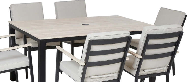 Funktionelt bord med hul til parasol