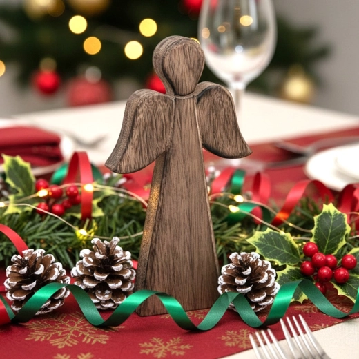 Juleatmosfære på bordet og på kaminhylden