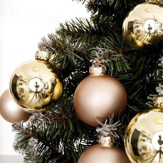 Mix af matte og blanke overflader for perfekt kontrast