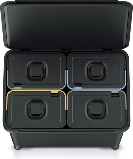 Fire udtagelige beholdere med farvemarkering