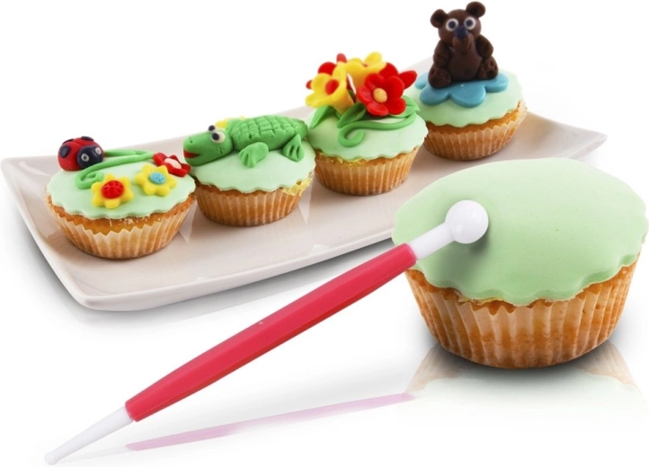 Fine detaljer på blomster og figurer