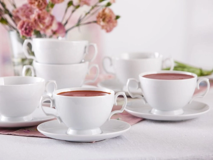 Tidløst hvidt porcelæn til elegant servering