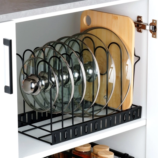 Orden i skabet og på køkkenbordet