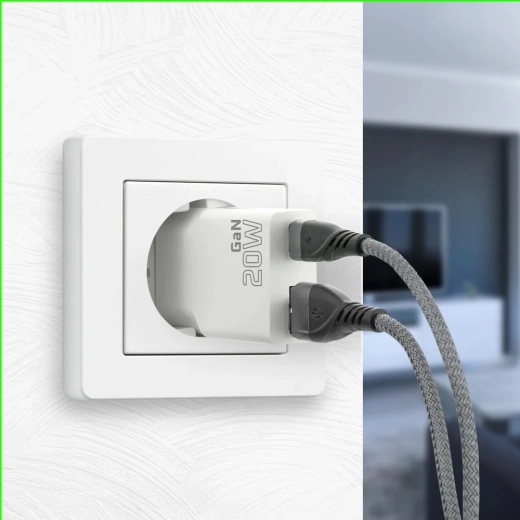 To udgange: USB‑C PD + USB‑A QC 3.0