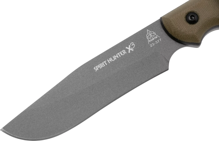 Slidstærkt blad af 1095 kulstofstål med Cerakote-belægning