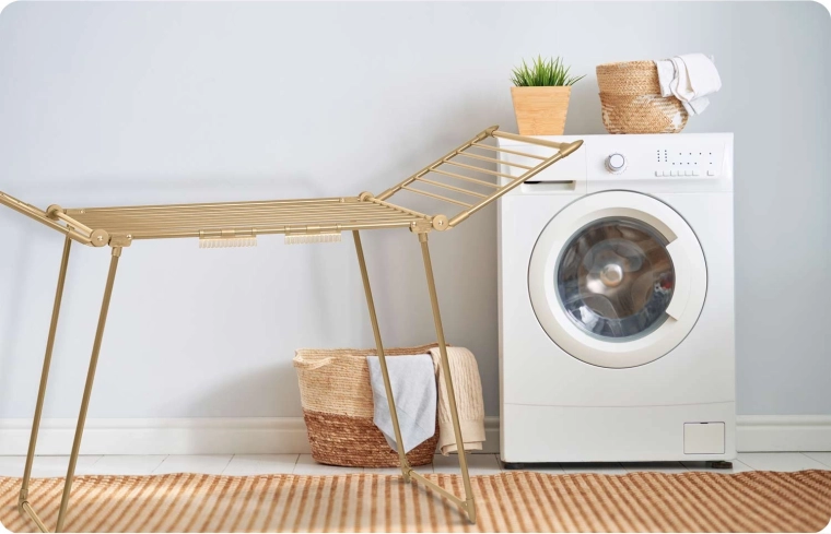 Stabil metalkonstruktion med gylden overflade