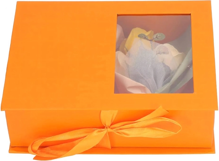 Gaveæske og blomsterpynt