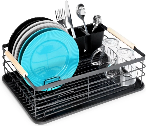 Gennemtænkt indretning til 10 tallerkener og glas