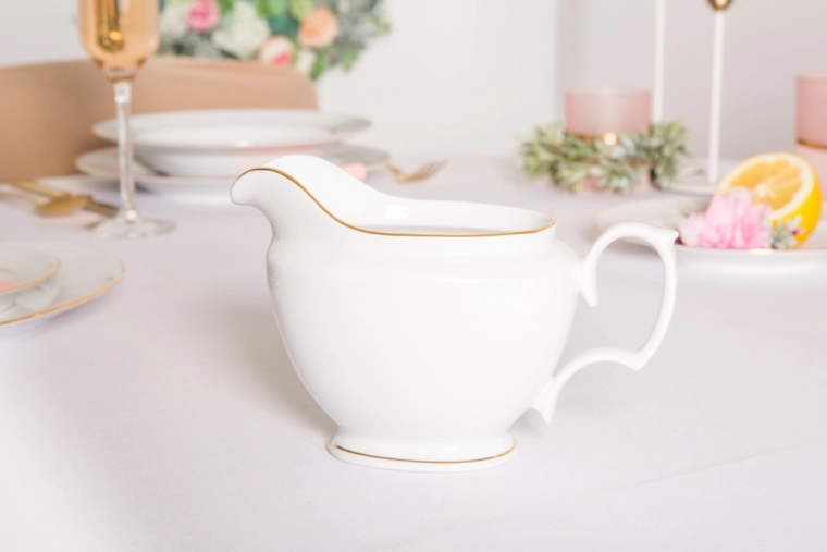 Tidløs hvid porcelænselegance