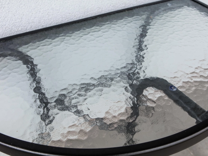 Slidstærk bordplade af hærdet glas