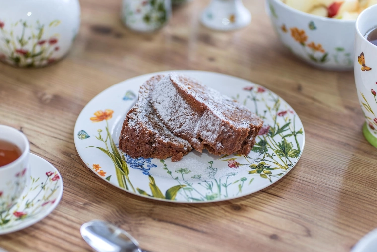 Blomsterdekor, der lyser dit bord op
