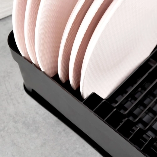 Plads til op til 11 tallerkener og område til krus