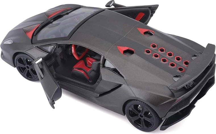 Sakse­døre der kan åbnes og detaljeret interiør