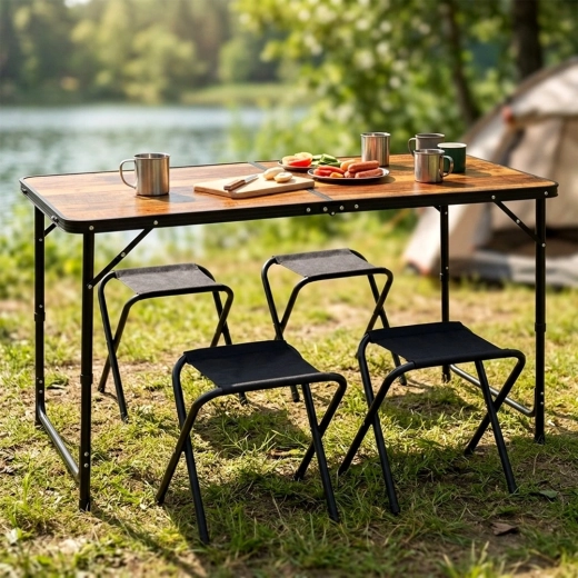 Komplet campingsæt: bord + 4 skamler