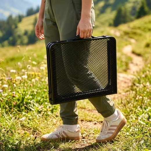 Foldes til en kompakt kuffert med håndtag