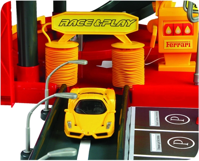 Fungerende elevator og realistisk bilvask