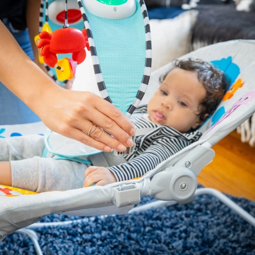 Aftagelig bøjle med hængende legetøj