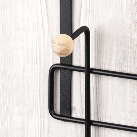 Robust metal og skånsomt træ