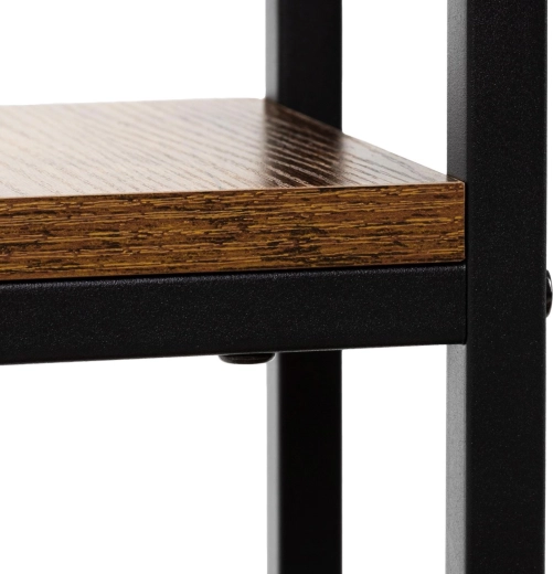 Hylder i antik eg-dekor
