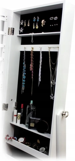 Gennemtænkt indvendig inddeling til smykker og accessories