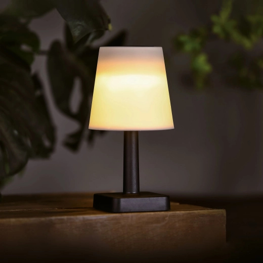 Hvid solcelledrevet bordlampe med varmt hvidt LED-lys
