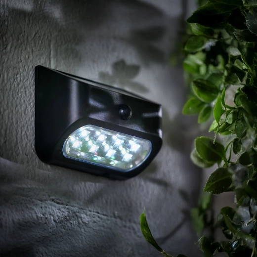 Solcelledrevet væglampe med bevægelsessensor og 8 LED'er