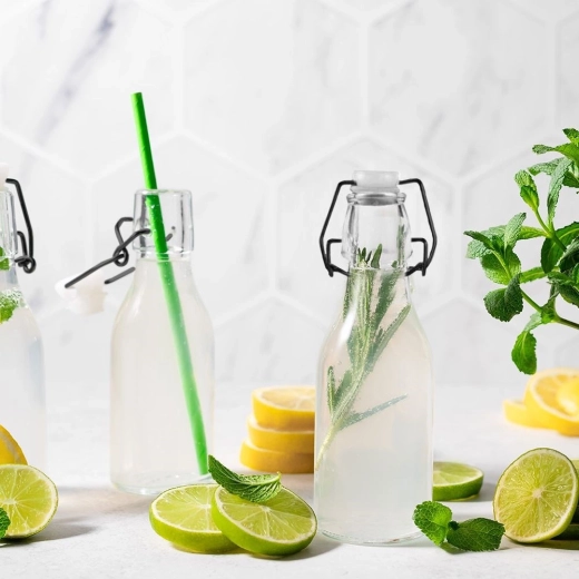 Stilfuld servering af drikke