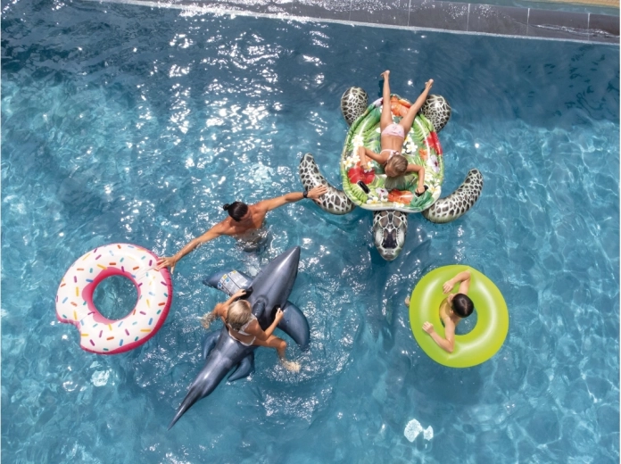 Komfortabel overflade til at ligge og lege på