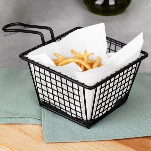 Stilfuld servering af pommes frites og snacks