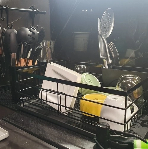 Loft-inspireret sort design til et moderne køkken