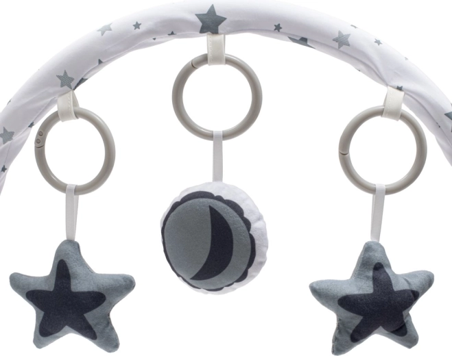 Bøjle med tre legetøj til sanseudvikling