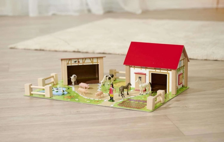 Farverig base med stier, lille sø og have