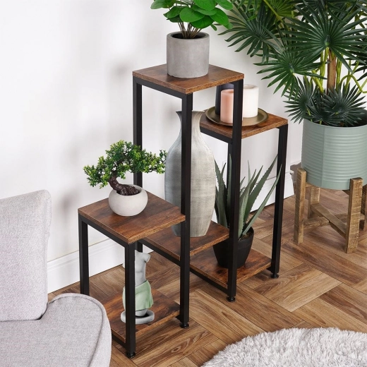 Seks hylder til kreativt arrangement