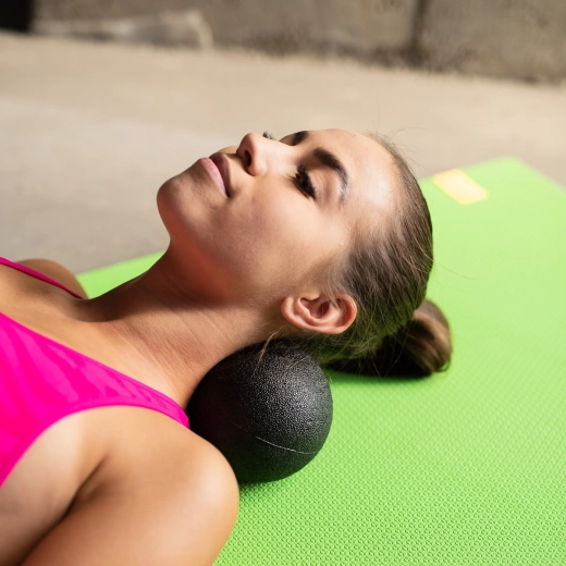 Lindring af spændinger i nakkeregionen