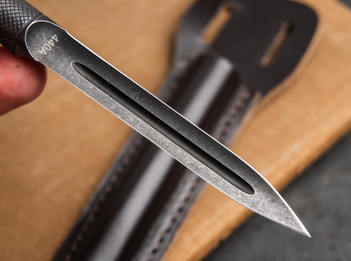 Trekantet klinge med tidstypisk geometri