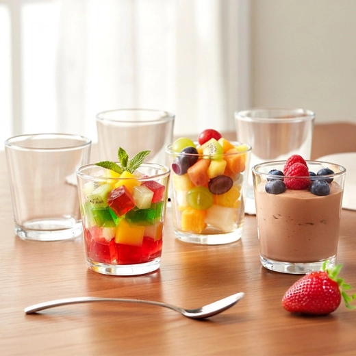 Stilfuld præsentation af desserter og snacks