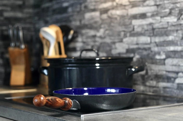 Kompatibel med alle komfurtyper, inkl. induktion