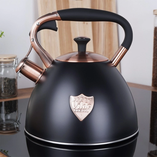 Elegant mat sort med kobberfarvede detaljer