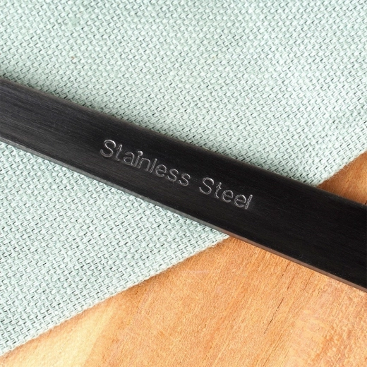 Satineret sort stål til det moderne bord